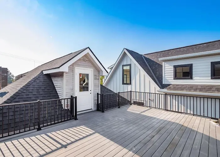New Luxe Reno Hot Tub N Roof Terrace Holiday home Columbus