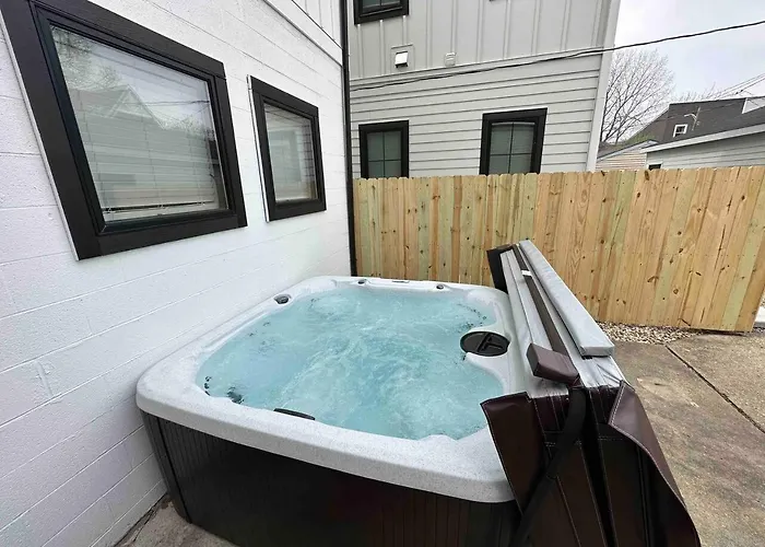 New Luxe Reno Hot Tub N Roof Terrace * Columbus